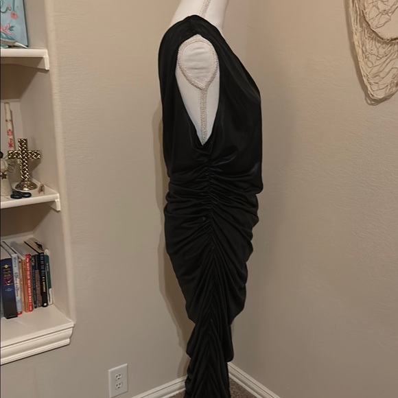 Elegant Black One-Shoulder Dress - Picture 5 of 8